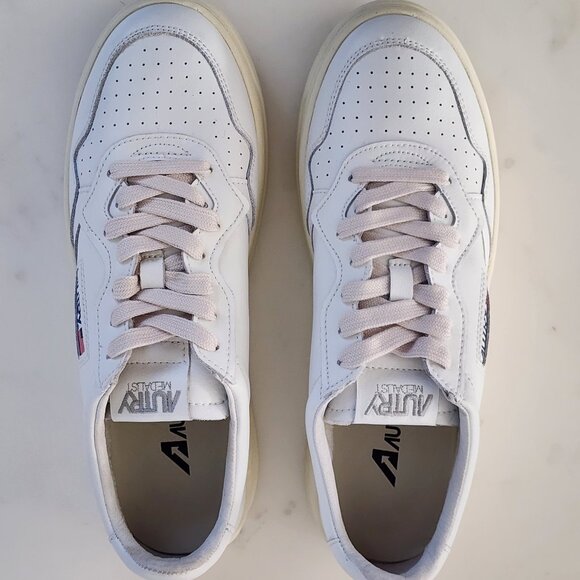 Autry Medalist Low Men's Sneakers LL15 โ Retro Style Meets Modern Comfort! - Picture 1 of 11